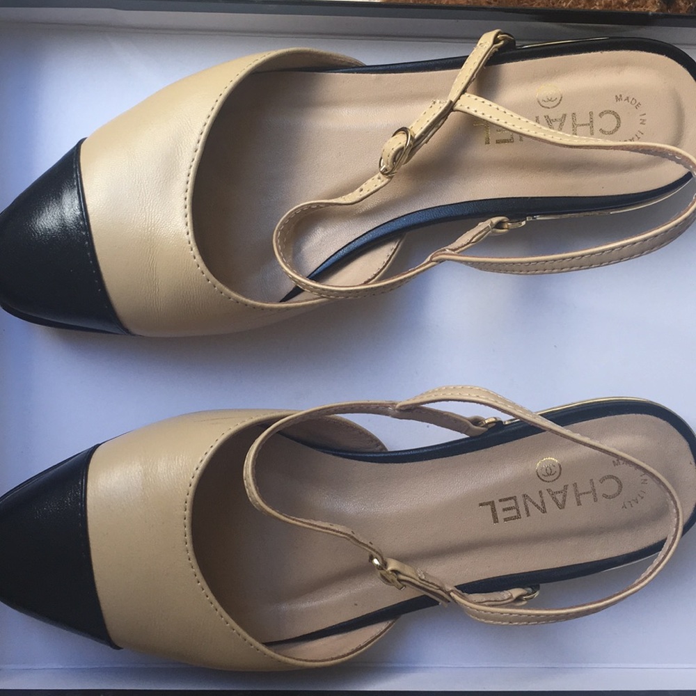 Chanel leather tan and black flats